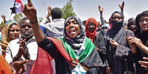 Des manifestants soudanais se rassemblent près du siège de l'armée à Khartoum, la capitale, le 15 avril 2019.