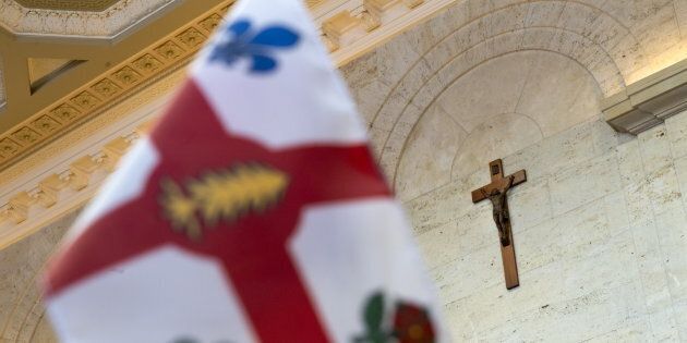 À l’hôtel de ville de Montréal, l’emblème que représente l’auguste croix du Christ, symbole éloquent du christianisme, prend le chemin des collections muséales avec l’honneur et le respect qui lui reviennent.