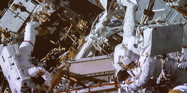 David Saint-Jacques, à droite, accompagné d'Anne McClain travaillant à l'extérieur de la Station spatiale internationale, le 8 avril dernier.