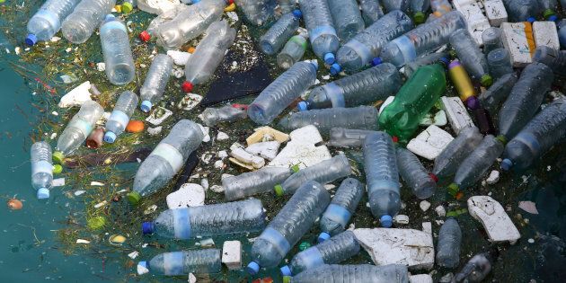Devrait-on interdire la vente de bouteilles d'eau en plastique? Oui, croient la plupart des Canadiens.