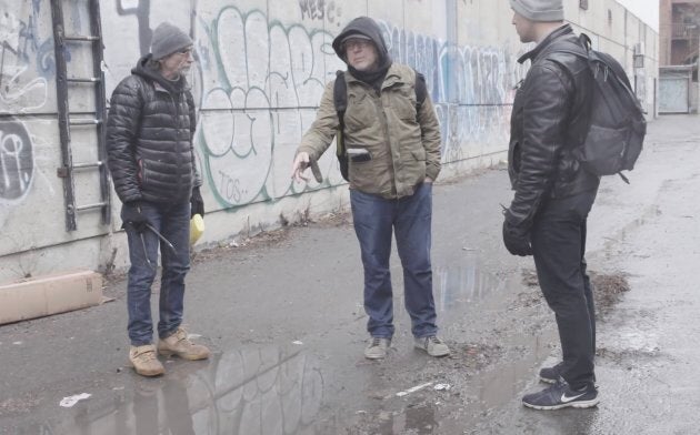 Jérôme (gauche) et Christian (centre), deux «messagers» de l'organisme Plein Milieu expliquent l'importance des techniques de réduction des méfaits de la drogue, comme la distribution de seringues propres. (crédit: Emmanuel Leroux-Nega)