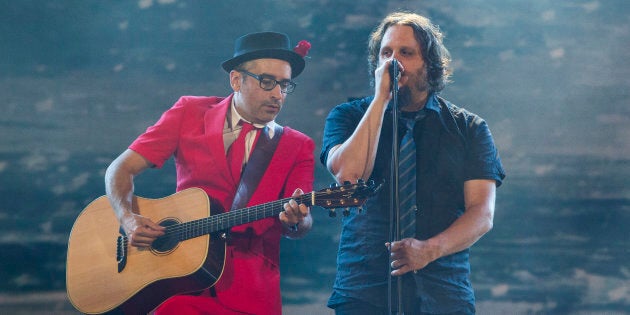 Photo d'archives de Jean-François Pauzé et Karl Tremblay des Cowboys Fringants au Festival d'été de Québec en 2017.