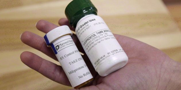 Des bouteilles de Mifegymiso, une combinaison de deux médicaments à base de mifépristone et de misoprostol. Santé Canada a annoncé mardi qu'une échographie n'est plus nécessaire pour prescrire ce médicament, plus couramment appelé «la pilule abortive».