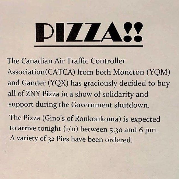 Des contrôleurs aériens de Terre-Neuve et du Nouveau-Brunswick ont acheté de la pizza pour leurs collègues new-yorkais.