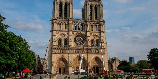 Cette photo prise le 18 avril 2019 montre la cathédrale Notre-Dame de Paris trois jours après l'incendie qui a ravagé le chef-d'œuvre gothique vieux de 850 ans, détruisant le toit et provoquant l'effondrement du clocher au centre de la capitale française Paris.