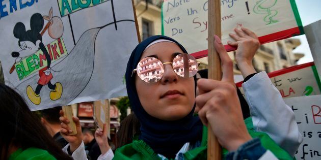 Une femme algérienne participe à une manifestation antigouvernementale dans la capitale, Alger, le 23 avril 2019. Les manifestants ont organisé leur dixième rassemblement de masse hebdomadaire, galvanisés par le départ du président de longue date, Abdelaziz Bouteflika, et s'engageant à maintenir leur demande de réformes radicales.