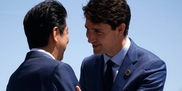 Le premier ministre du Canada, Justin Trudeau, et le premier ministre japonais Shinzo Abe (à gauche) lors d'une rencontre à l'occasion du Sommet du G7 à Charlevoix, au Québec, en 2018.