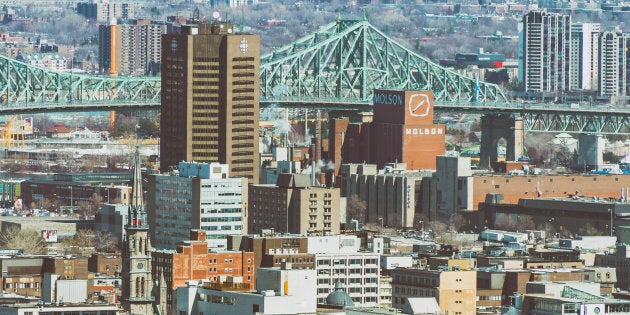 La tour de Radio-Canada et la brasserie Molson, toutes deux vouées à une nouvelle vocation, dominent l'est du centre-ville.