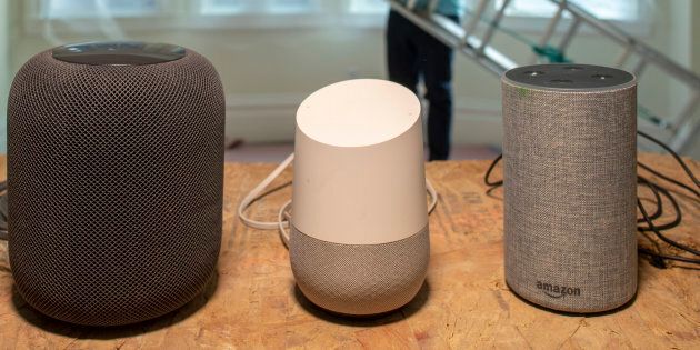 L'Apple HomePod, le Google Home et l'Amazon Echo.