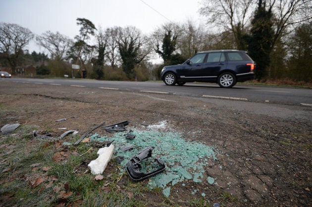 De la vitre et des pièces d'auto sur la chaussée après l'accident du duc d'Édimbourg, jeudi.