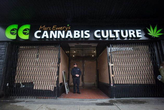 Un agent de police se tient devant le magasin Cannabis Culture lors d'une descente à Vancouver le 9 mars 2017.