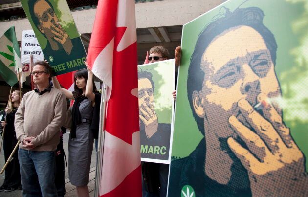 Marc Emery s'adresse aux journalistes en dehors de la Cour suprême de la Colombie-Britannique, à Vancouver, le 10 mai 2010, avant de se soumettre à une extradition vers les États-Unis, son épouse Jodie se tenant derrière lui.