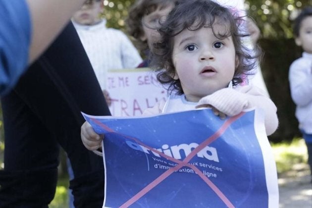 Une fillette tient une bannière lors d'une manifestation contre le projet de loi 9 à devant l'ambassade canadienne à Rabat, au Maroc.