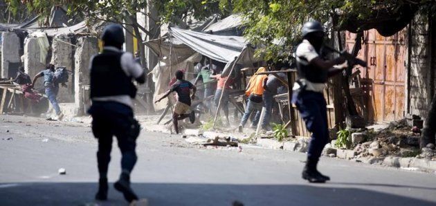 La situation en Haïti est fort tendue, alors que des ressortissants québécois tentent de se rendre à l'aéroport de Port-au-Prince.