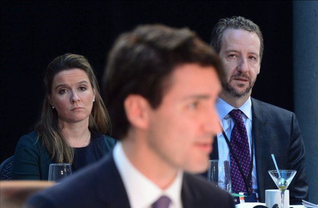 La chef de cabinet du premier ministre, Katie Telford, et son conseiller principal, Gerald Butts, regardent Justin Trudeau livrer un discours lors de l'ouverture d'une rencontre entre les premiers ministres à Ottawa, en décembre 2016.