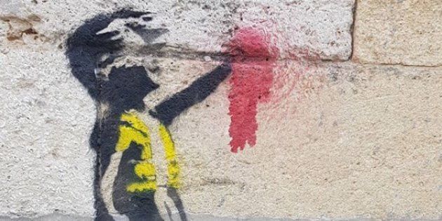Cette fillette à la main arrachée et en gilet jaune fait forcément penser à l'œuvre du mystérieux Banksy.