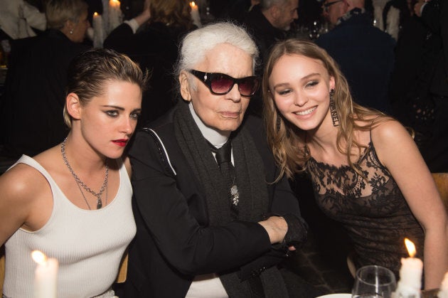 Karl Lagerfeld (centre) en compagnie de Kristen Stewart et Lily Rose Depp lors d'un défilé de Chanel en 2017.