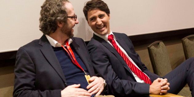 Justin Trudeau discute avec son (désormais ancien) conseiller principal, Gerald Butts, après le débat pour la course au leadership du Parti libéral du Canada à Mississauga, en Ontario, en février 2013.
