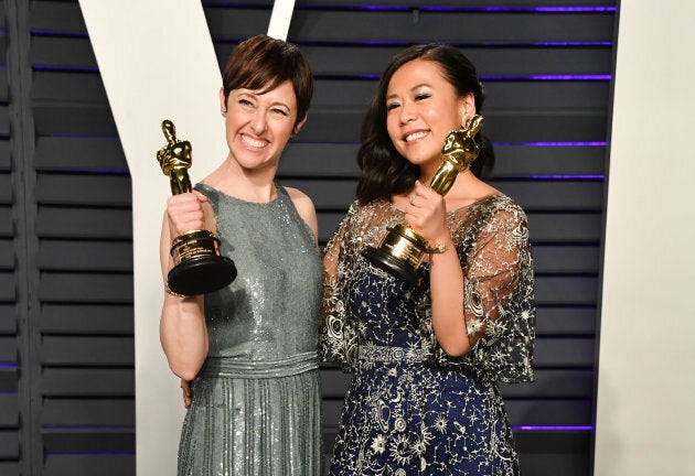 La productrice Becky Neiman-Cobb et la réalisatrice Domee Shi montraient fièrement leurs trophées après avoir remporté l'Oscar pour le meilleur court-métrage d'animation.