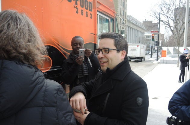 Robert Beaudry, responsable du développement économique et commercial à la Ville de Montréal, commande une salade au Schnitzel Truck.