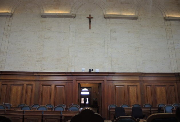 À Montréal, le crucifix trône au-dessus des élus dans la salle du conseil, devant le siège de la présidente.