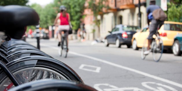 À l’heure où l’on souhaite réduire les émissions de GES, ne faudrait-il pas encourager davantage le transport actif (dont le cyclisme fait partie) plutôt que lui mettre des bâtons dans les roues?