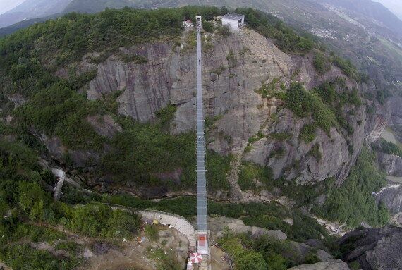 Un Pont De Verre Suspendu Se Fissure En Chine Photos Huffpost Quebec