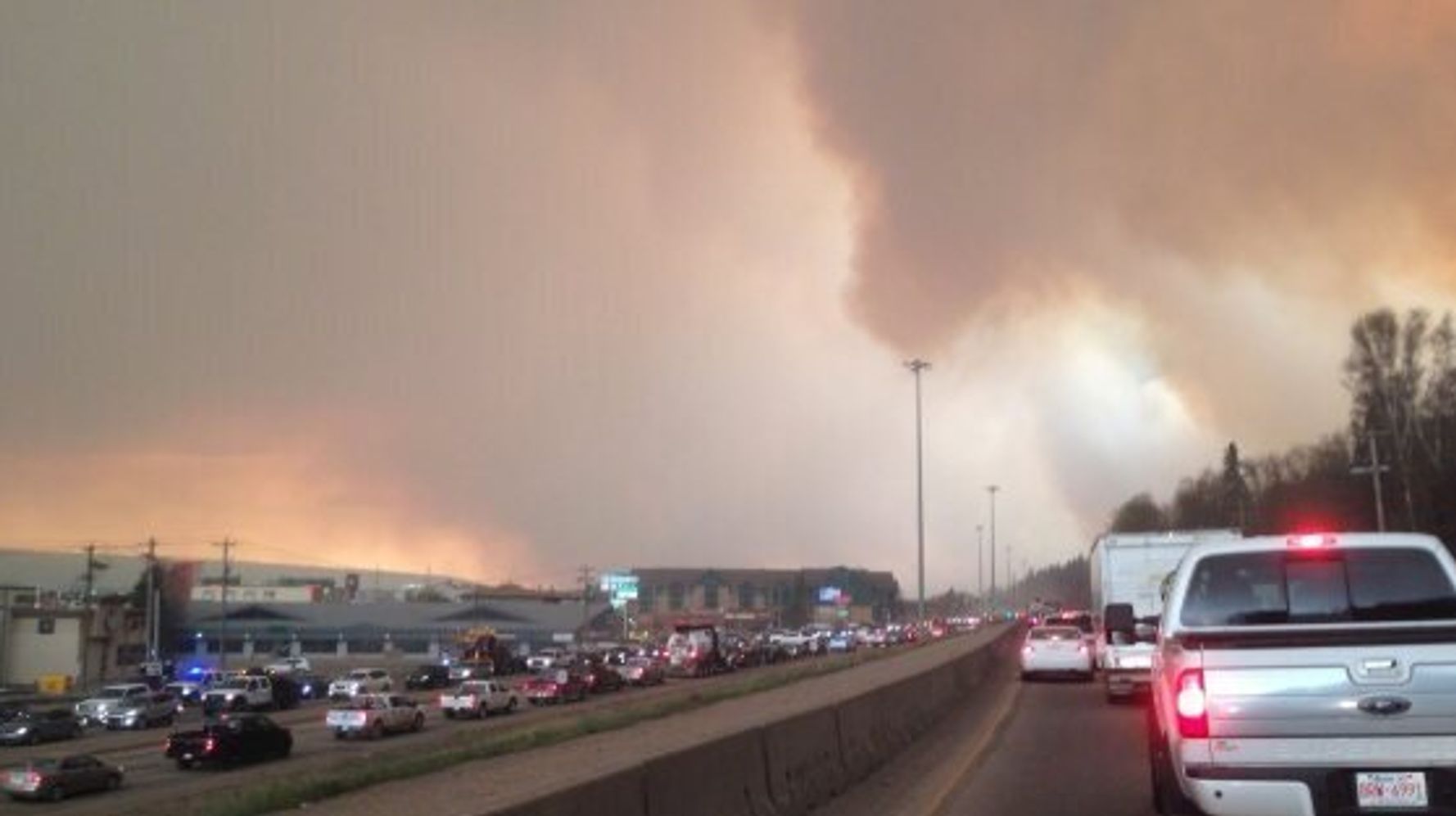 Feux de forêt à Fort McMurray évacuation et images spectaculaires