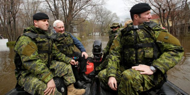 Canada's Governor General David Johnston (2-L) tours a flooded residential area with Major Manuel Pelletier-Bedard (L) and Lieutenant-Colonel Eric Landry (R) in Gatineau, Quebec, Canada May 9, 2017. REUTERS/Chris Wattie