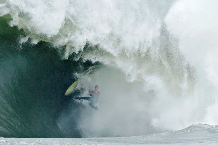 Ces Surfeurs Affrontent Des Vagues Monstrueuses Apres Une Tempete En Australie Photos Huffpost Null