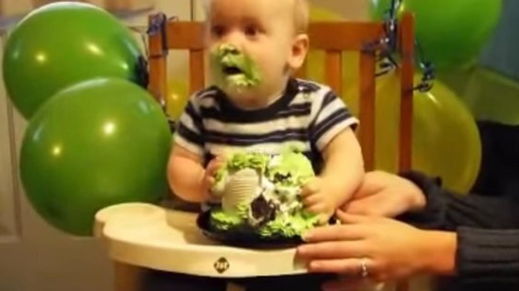 Bébé Garçon Mangeant Son Gâteau Avec Ses Mains, Bébé De 1 An, Enfance  Heureuse, Anniversaire Des Enfants