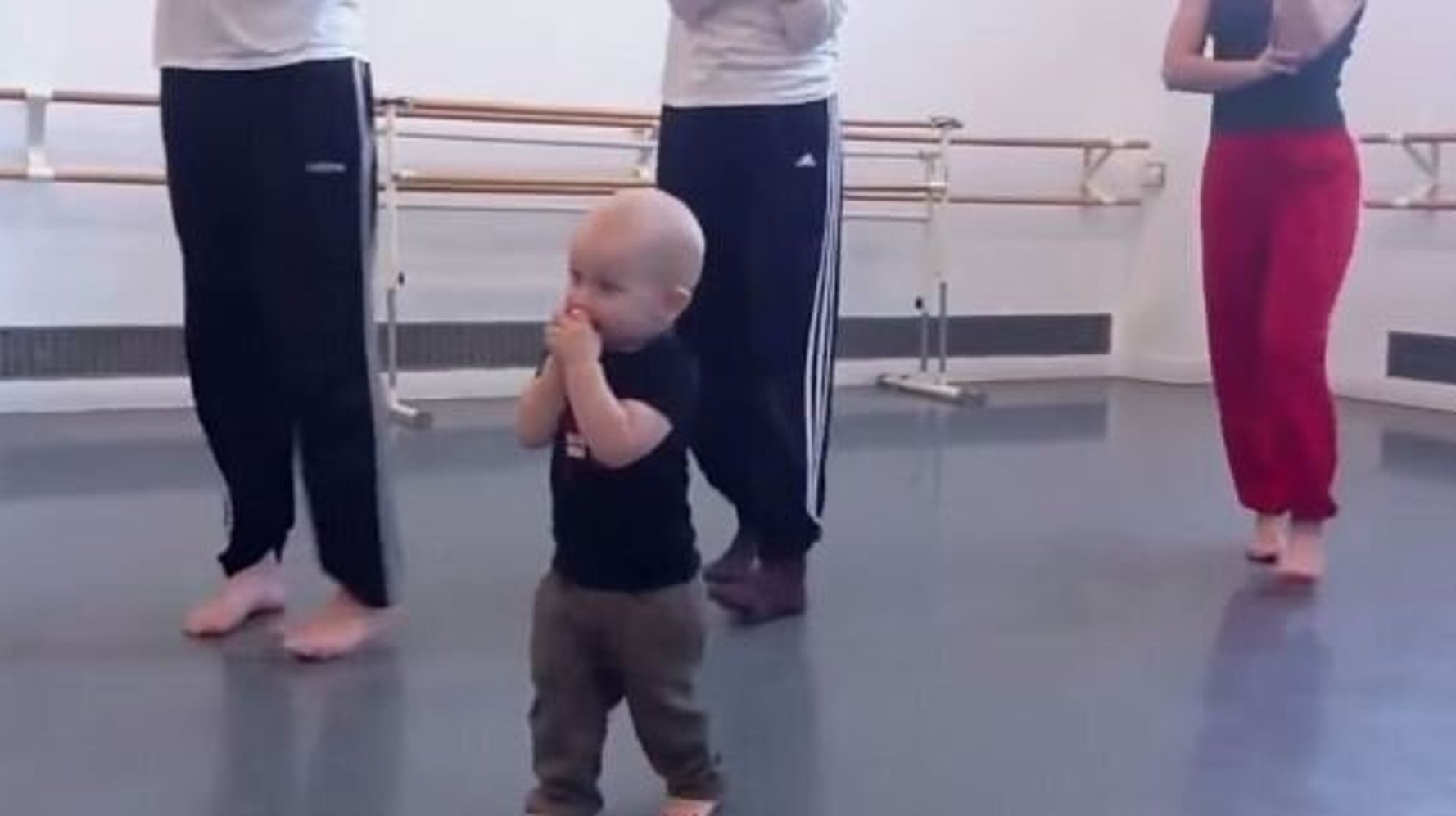 Gina Va Donner Des Cours A Ces Deux Jeunots Un bébé professeur de danse (VIDÉO) | HuffPost Québec Nouvelles