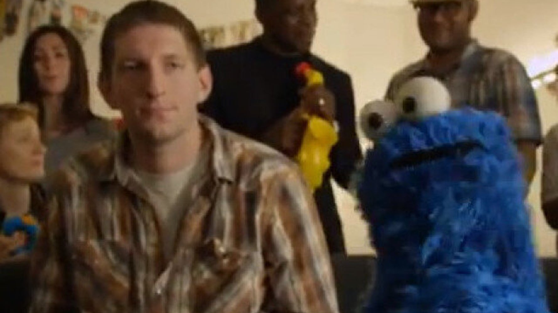 Sesame Street Cookie Monster parodie la chanson «Call Me Maybe