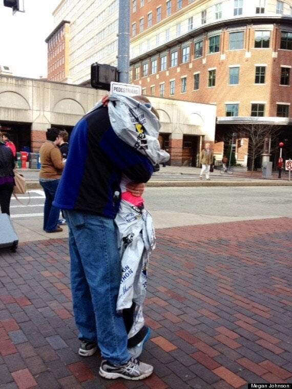 Marathon de Boston: la photo d'un couple se retrouvant fait le tour du monde