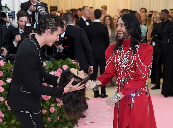 Shawn Mendes and Leto pass his head around. 