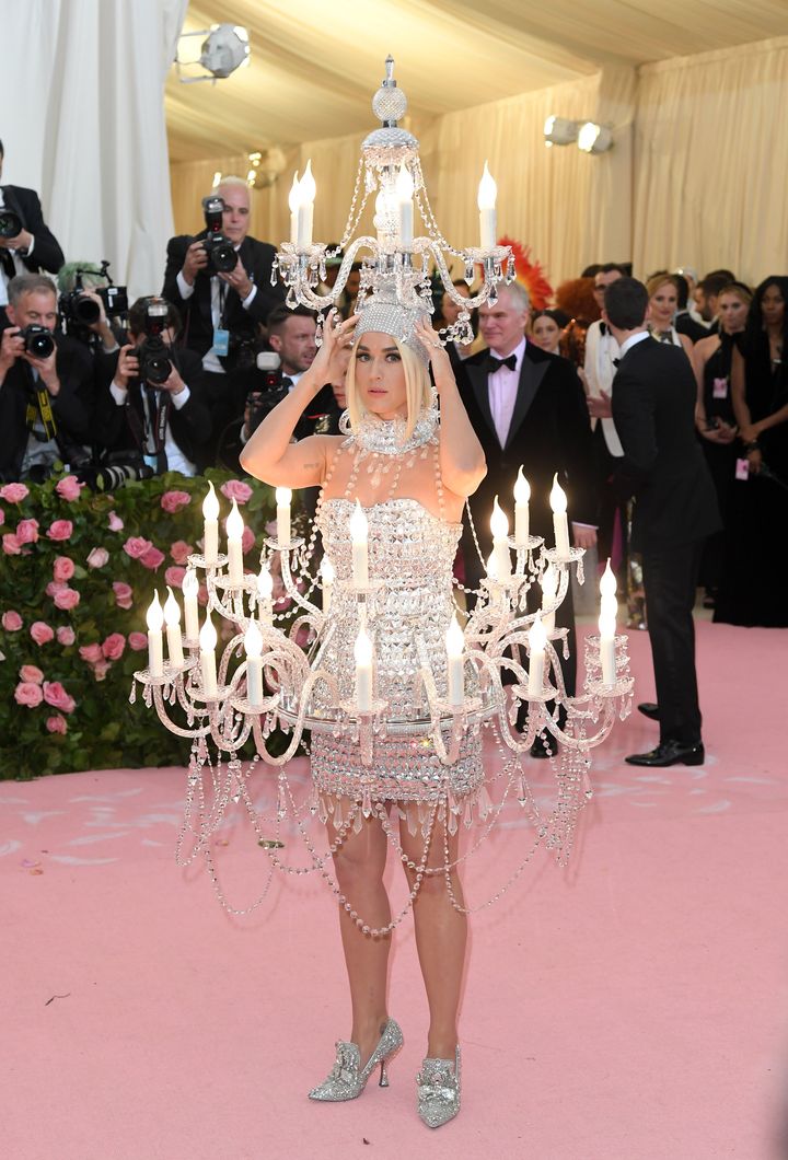 Katy Perry en chandelier impressionnant. 