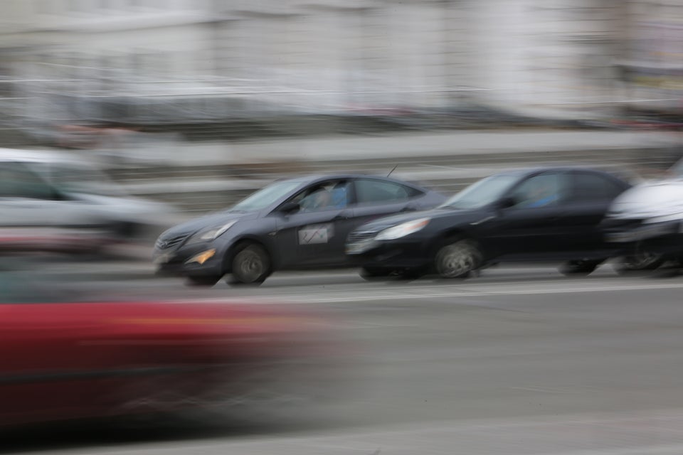 Αγανακτισμένοι οι οδηγοί της Uber: Κοιμούνται στο αυτοκίνητό τους για να βγάλουν τα προς το