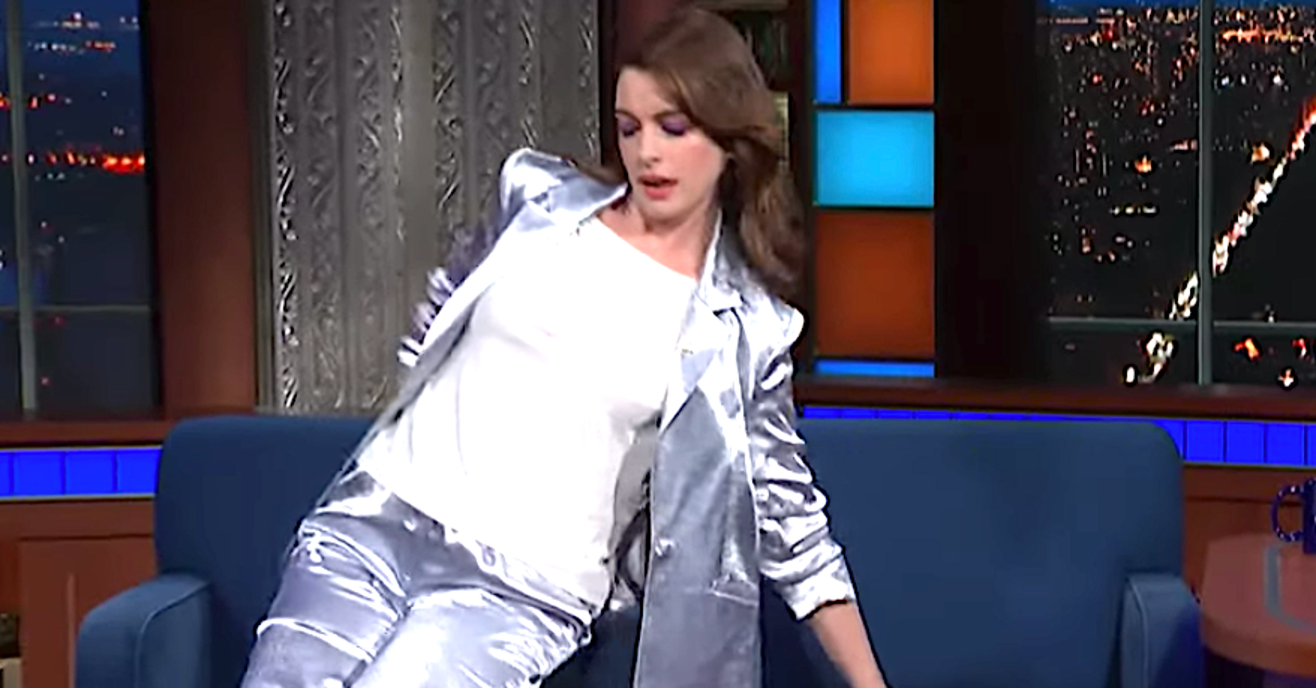 Anne Hathaway Laughs Off Wardrobe Malfunction At 'The Late Show' HuffPost