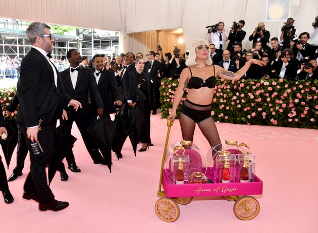 Stravagante, chiassoso, disinibito. È il Met Gala