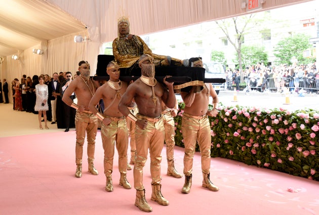 Stravagante, chiassoso, disinibito. È il Met Gala