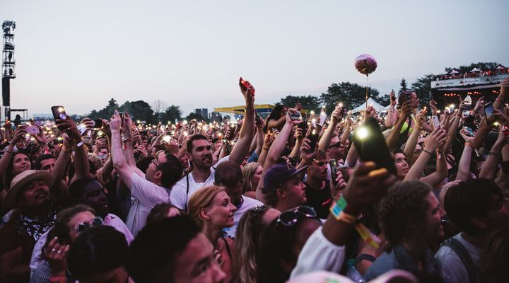 Des festivaliers profitent de la musique pendant l'édition 2018 d'Osheaga, au parc Jean-Drapeau.