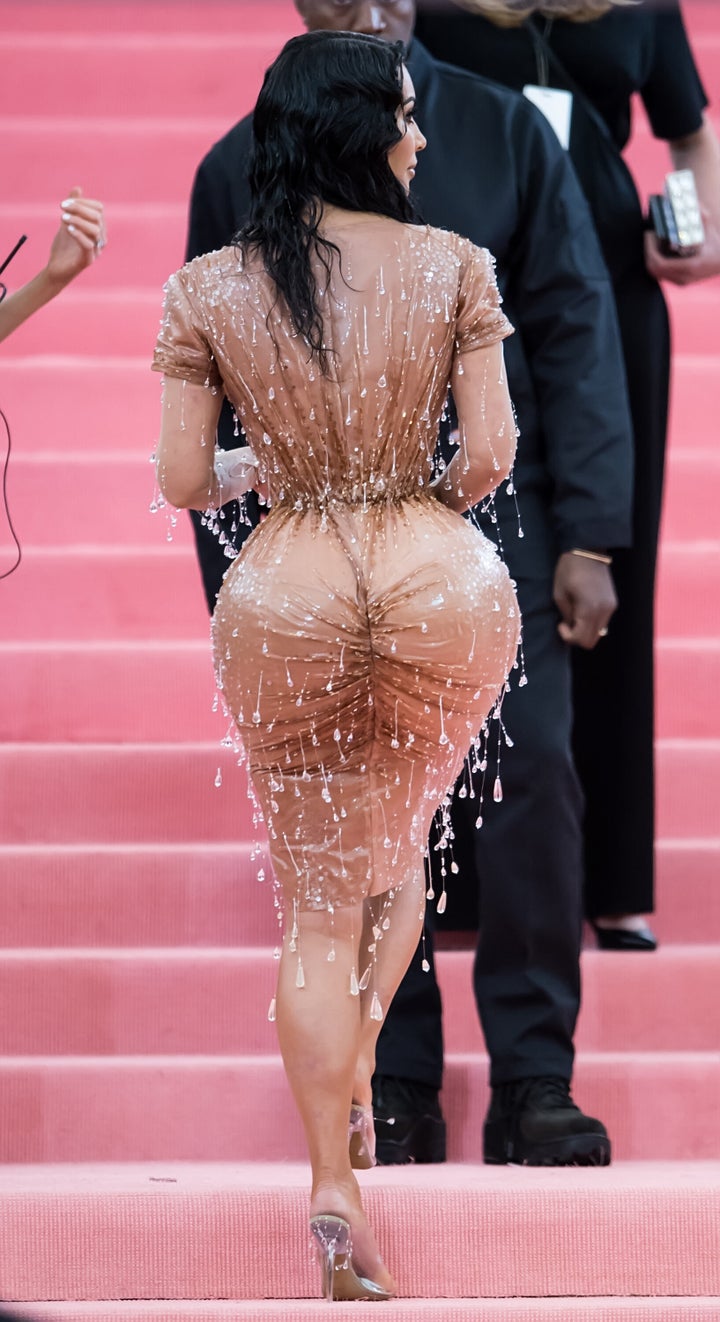 La Taille «irréalistement Mince De Kim Kardashian Pointée Du Doigt