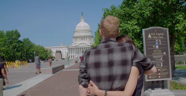 Riley Roberts e Alexandria Ocasio-Cortez observam o Capitólio em cena de “Virando o Jogo...