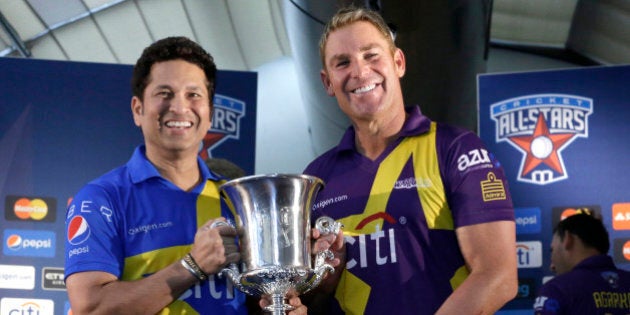 Sachin Tendulkar, left and Shane Warne pose for photographers with the Cricket All Stars Cup during a news conference ahead of the Cricket All Stars three-game series to be played in Major League Baseball stadiums in New York, Houston and Los Angeles, Thursday, Nov. 5, 2015, in New York. (AP Photo/Mary Altaffer)