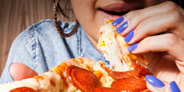 BRIGHT FEMALE NAILS WITH JUICY PIZZA
