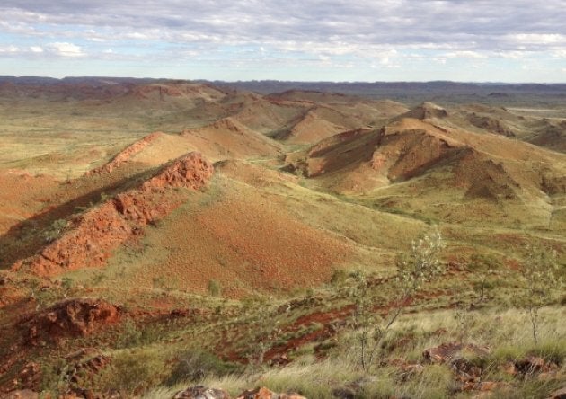 Ridges in the Dresser Formation in the Pilbara preserve ancient stromatolites and hot spring deposits.