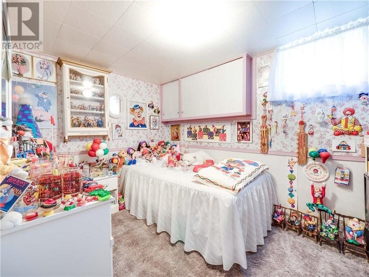 Tough luck if you're a kid and scared of clowns. There's no escaping them in this bedroom.