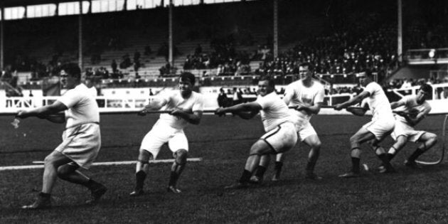 July 1908: The Unites States tug-of-war team in action during the 1908 London Olympics at White City Stadium. (Photo by Topical Press Agency/Getty Images)