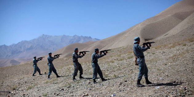 Afghan policemen train at a live firing range in the central province of Bamiyan August 22, 2011. REUTERS/Ahmad Masood (AFGHANISTAN - Tags: SOCIETY CRIME LAW IMAGES OF THE DAY)