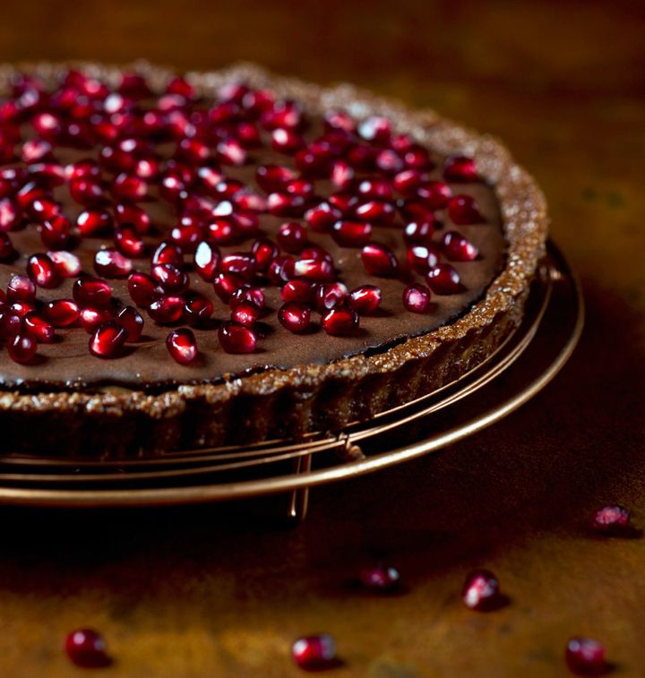 This easy, raw chocolate tart with colourful pomegranate arils will delight even die-hard chocolate fans.